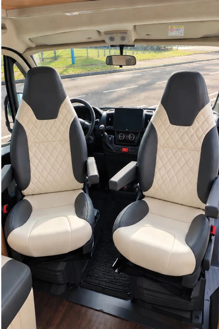 Camperstoelen met nieuwe zwart-crème bekleding
