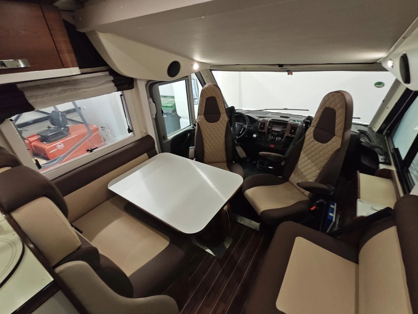 Camperinterieur met tafel en bruin-crème bekleding
